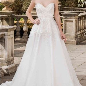Wedding dress with sweetheart neck natural waist
